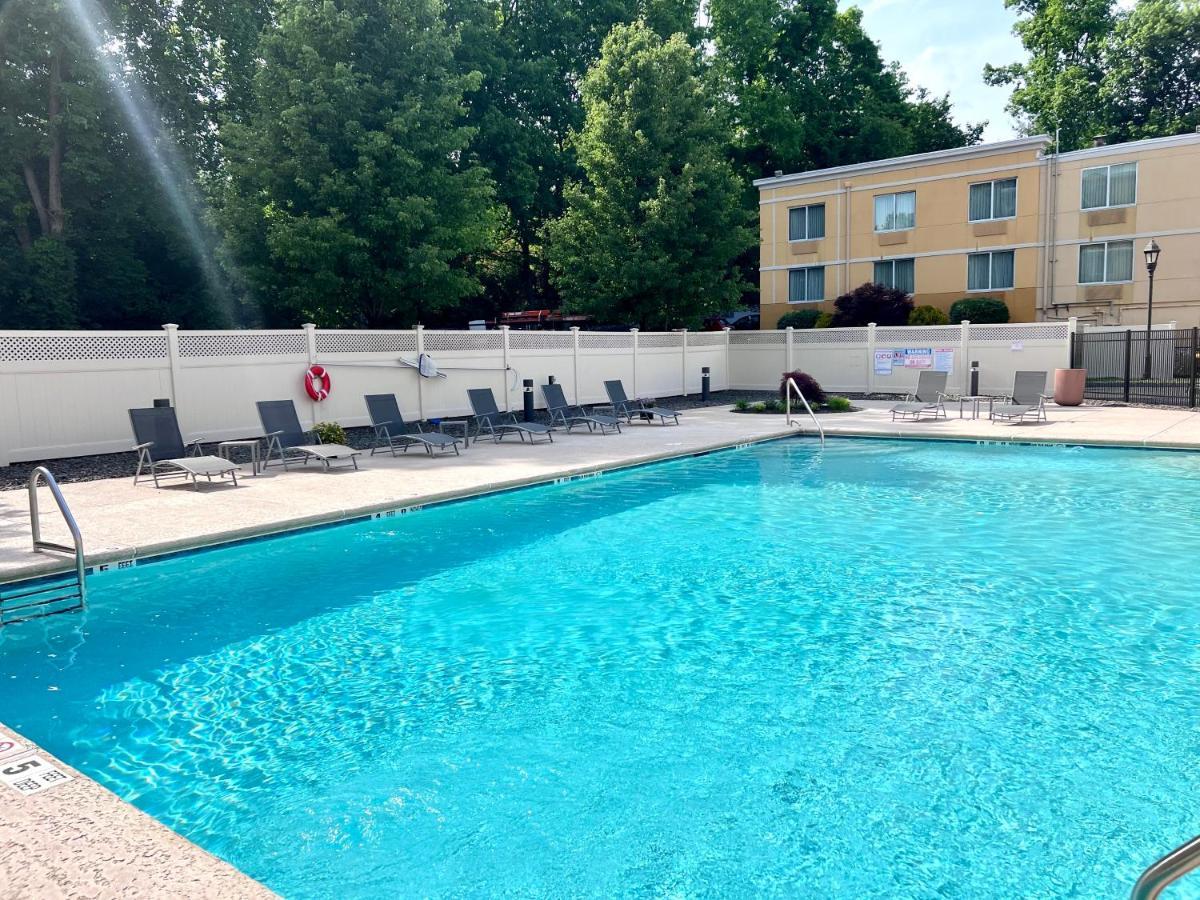 La Quinta By Wyndham Danbury Hotel Екстериор снимка