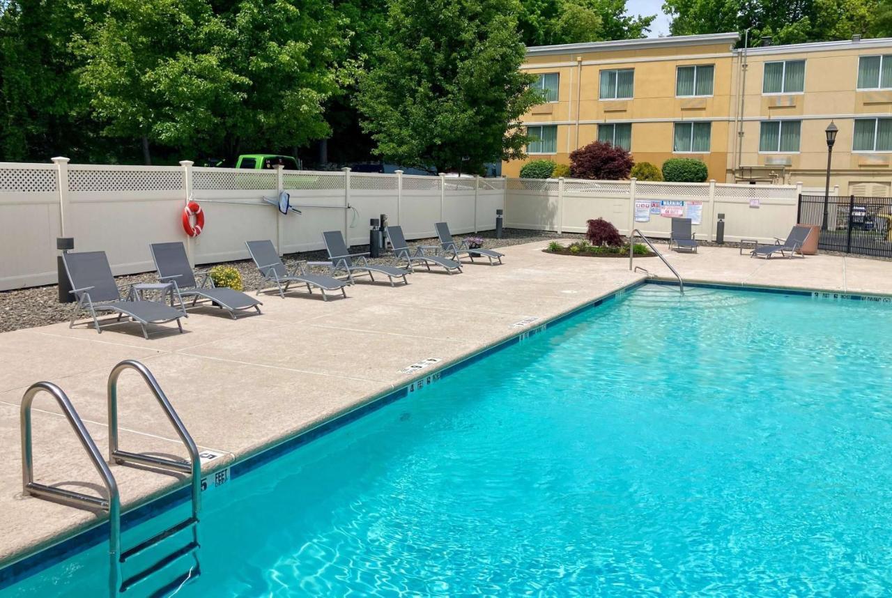 La Quinta By Wyndham Danbury Hotel Екстериор снимка